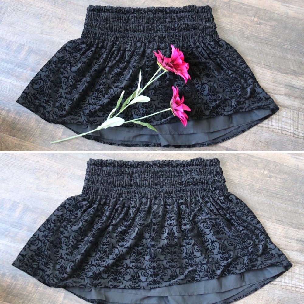 Black textured skirt by Kimchi Blue